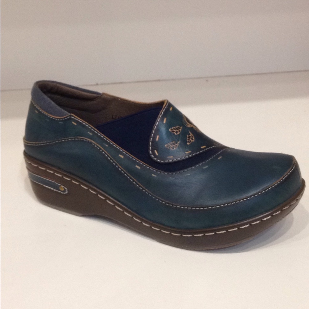 SpringStep Tooled  Saddle Leather Shoe